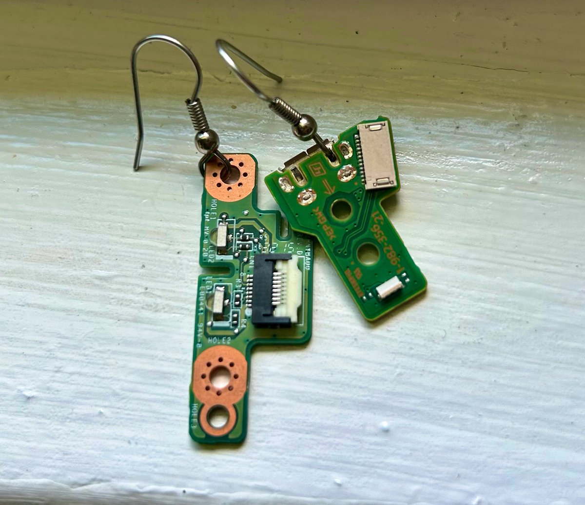juliagersey's tweet image. n&amp;amp;w day 24: made some pcb earrings 💻💾

#buildspace #s5 #nightsweekends