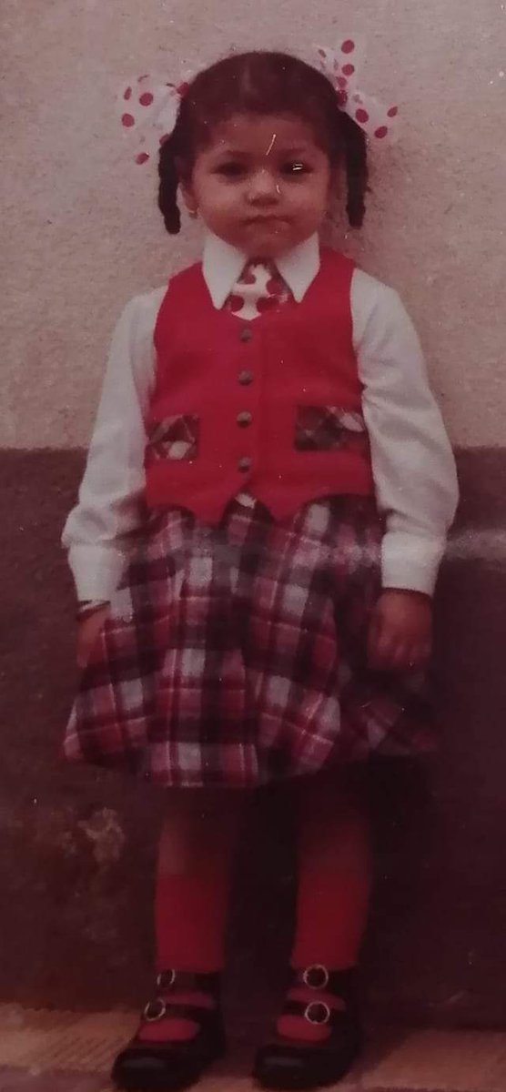 كل هذا العمر
ولازلت أحب
اصطياد المرح
والقصائد
والضحكات
من قال:
حين تمر
السنين
يشيخ القلب؛ 
لم يعرف يوما
كيف أنّ
طفلَ قلبِه
يرقص
كلما نثر على
جدار الروح
الأغنيات
سلام لطفلة
تعيش بقلبي
تعلمت منها
كيف أنه
رغم التعب
نعيش الحياة