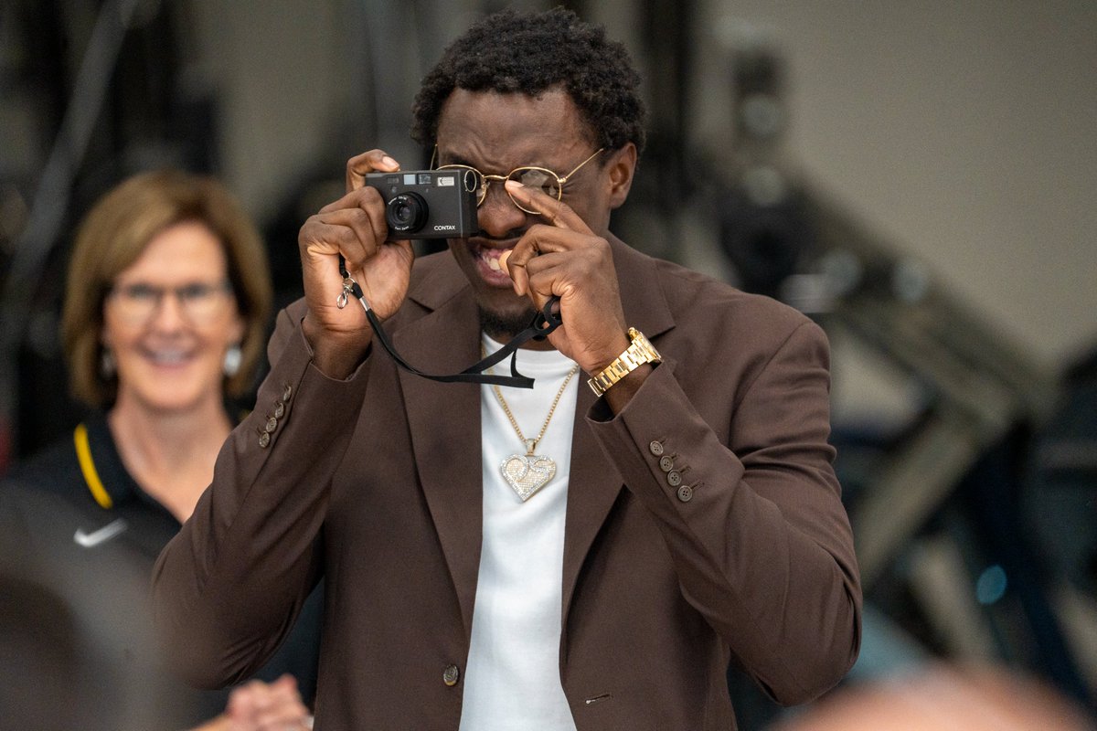 mykalmphoto's tweet image. Ahead of a press conference announcing his new four-year deal with the Indiana Pacers, Pascal Siakam uses his Contax T3 to snap a photo of the crowd gathered. Siakam has never had a press conference in his honor, so he documented it himself. This is my kind of NBA player.
