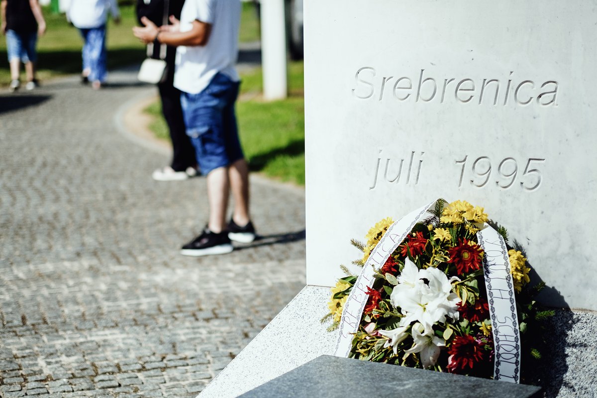 PCRCEdu's tweet photo. Our class of #SYS2024 may be made up of students from three different continents, but today we were all united in remembrance at the Srebrenica-Potočari Memorial and Cemetery.
United in grief. United in reflection. United in learning from the past. ✊ https://t.co/S86Hy0Nk6q