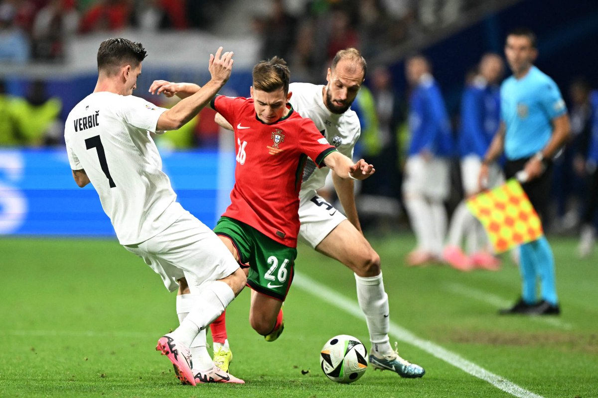 ojogo's tweet photo. Francisco Conceição supera Vinícius no ranking de melhores dribladores do mundo https://t.co/cQUOtckF9p https://t.co/MPzVDgNEpV