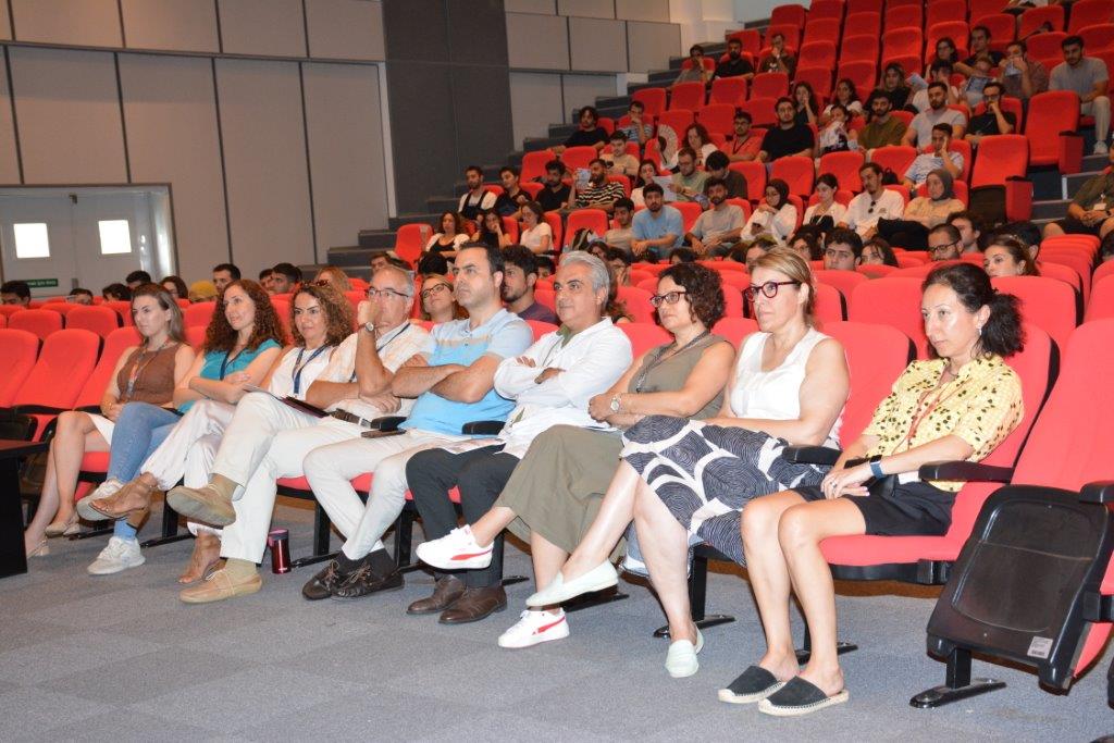 DEÜ Araştırma ve Uygulama  Hastanesi'nde Intörn olarak görev alacak hekim adaylarına işleyişin aktarılması, uygulama sırasında karşılaşılacak durumlar ile ilgili Intörn Oryantasyon Eğitim Programı düzenlendi.