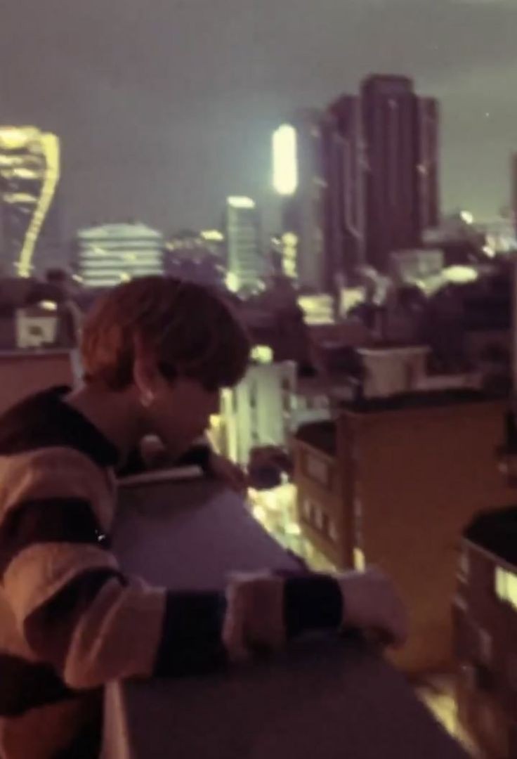 beccaloveschim's tweet photo. Cry for Love | #jikookau 

Jimin e Jungkook eram amigos até que a Ômega de Jungkook sofre um acidente. Jimin ofereceu seu sangue para salvá-la, mas com a condição de que Jungkook se casasse com ele, o que fez o Alfa odiá-lo por perder sua chance com seu primeiro amor. https://t.co/vx2qGqxyHk