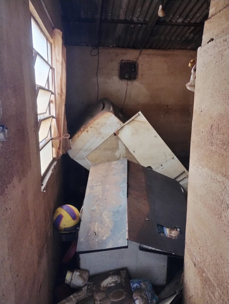 _FlaDaDepressao's tweet photo. Desde o início de maio, após severas enchentes em Porto Alegre, Dona Flora e Dona Odete foram forçadas a deixar suas casas. Com todos os móveis e eletrodomésticos perdidos, elas estão há dois meses vivendo longe da segurança de seus lares.

Junte-se a nós para ajudar Dona Flora e Dona Odete a reconstruir suas vidas. Cada contribuição leva esperança e reconstrói comunidades. Dois meses são muito tempo fora de casa; vamos trazer elas de volta!

Toda contribuição é bem-vinda! PIX: 4905246@vakinha.com.br

A campanha completa está no site da Vakinha: https://t.co/2rLp1bZRkm

Quem não puder contribuir financeiramente, ajude dando RT para chegar no máximo de pessoas.

#SolidariedadePortoAlegre