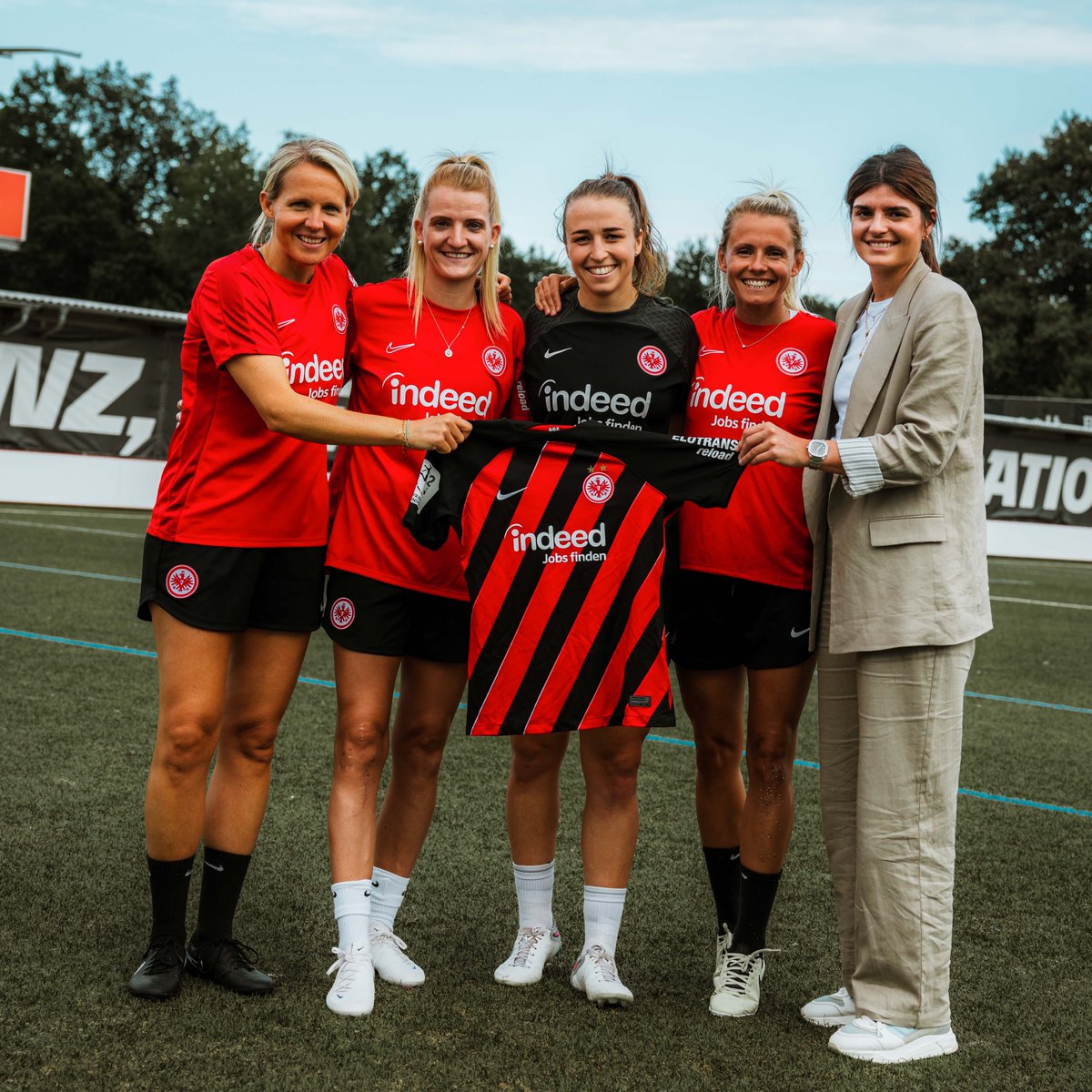 Prominenter Zuwachs im U20-Trainerinnenteam 👋

Kim Fellhauer wird Co-Trainerin,
Michaela Specht wird Spielertrainerin Scouting und Analyse 🦅

Zur News: go.eintracht.de/aVPZbK

#SGE #EintrachtFrauen #NichtOhneMeineMädels