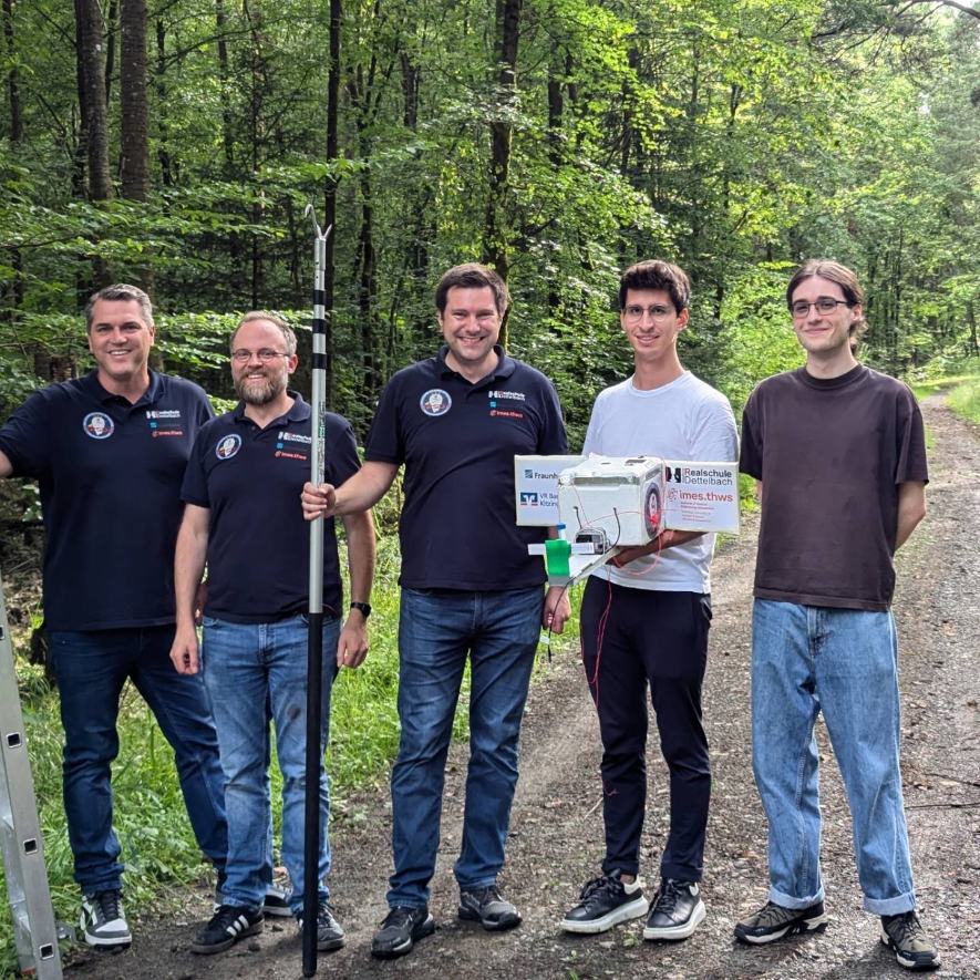 ro_krze's tweet photo. Das vierte Jahr in Folge hat das Team der #Realschule #Dettelbach zusammen mit der TH Würzburg-Schweinfurt (THWS)  erfolgreich einen #Stratosphärenflug durchgeführt. Nach einer spannenden Bergung aus einem Wald bei #Bayreuth wurden wir mit tollen Bildern belohnt! #strato #twlz https://t.co/eMU12BLCuW