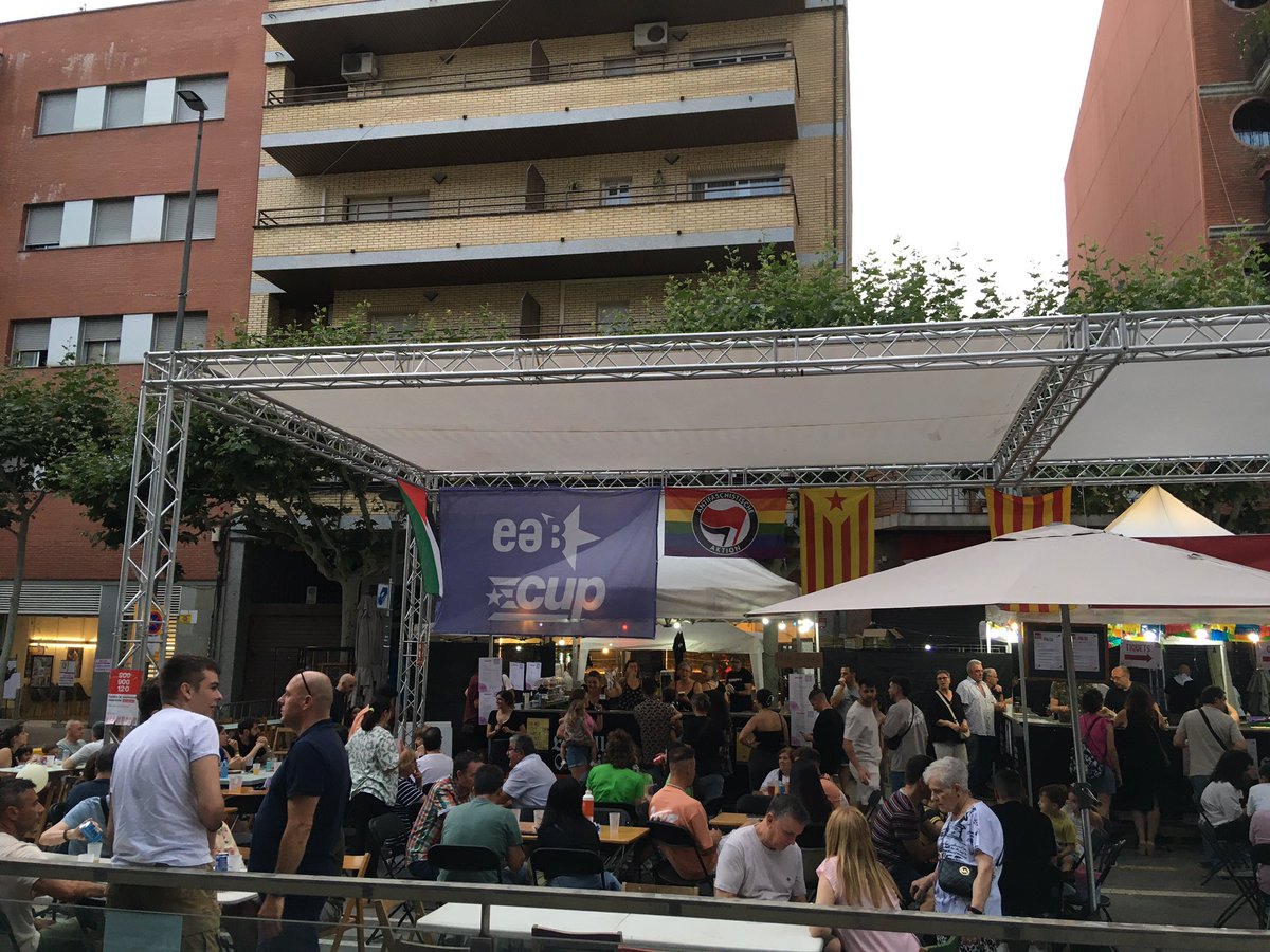 eabCUP's tweet photo. Seguim de festa major! a xalar!! ✊🏽❤️ #FMBdV24 a #BarberàDelVallès! https://t.co/YQRuwAJOrP