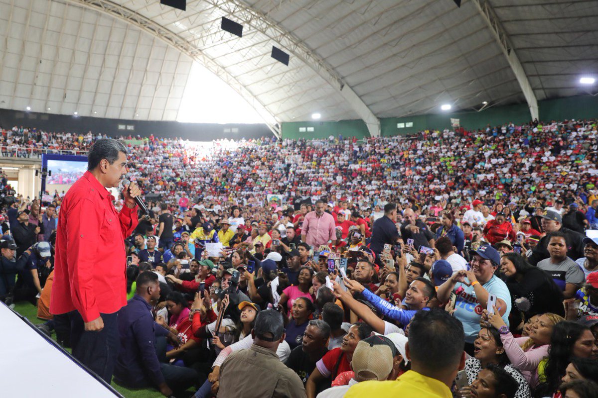 #DeInterés📰| El presidente <a href="/NicolasMaduro/">Nicolás Maduro</a> convocó para el domingo 25 de agosto a nueva elección para votar por el proyecto que elijan los 4 mil 500 circuitos comunales.

“Democracia, elecciones, Poder Popular”, aseveró el Mandatario nacional desde el encuentro con comuneros, en