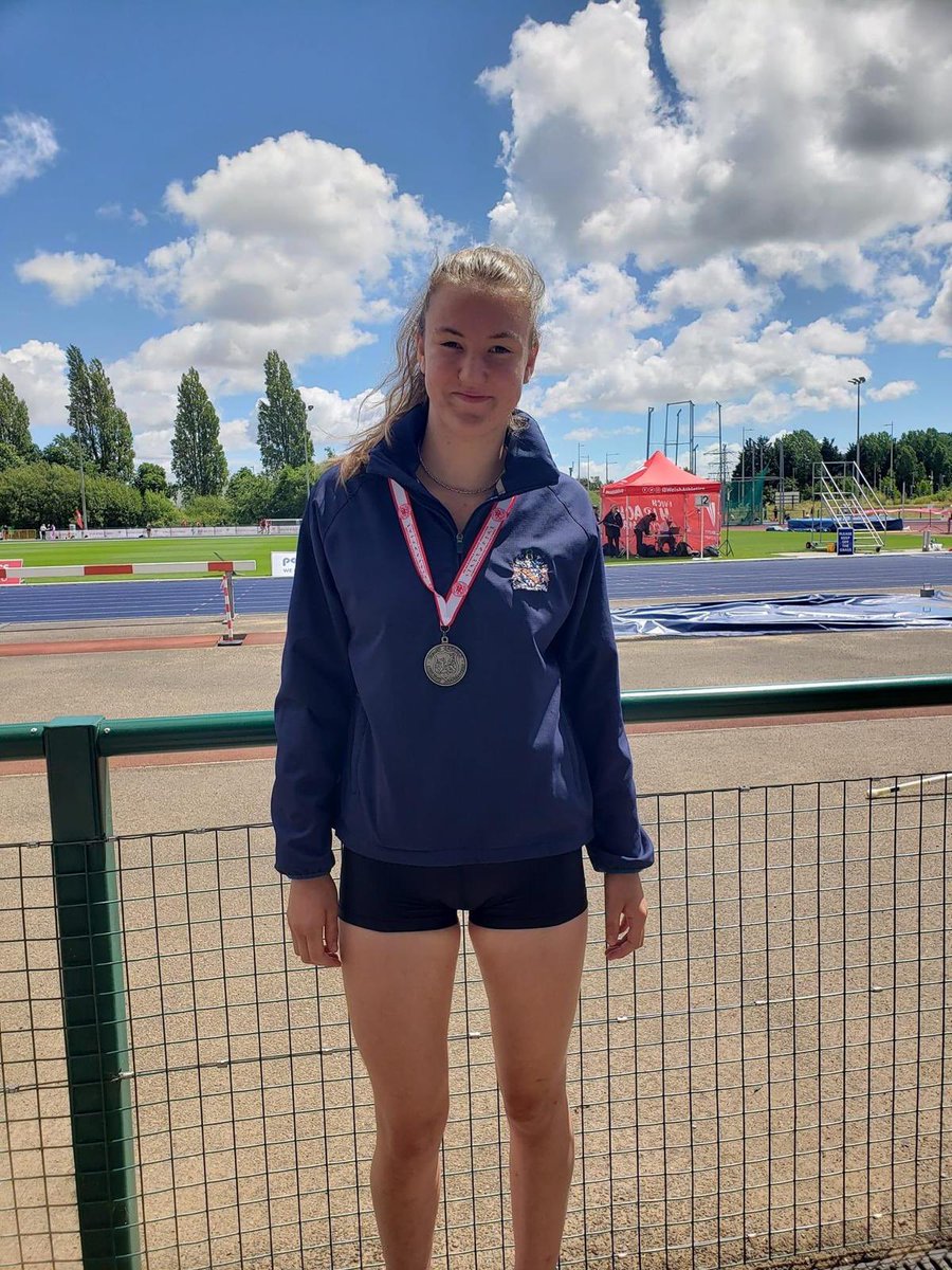 Huge congratulations to Sophie who won a silver medal at the <a href="/WelshAthletics/">Welsh Athletics</a> Schools Championships today in the U17 high jump #proud @Headmongirls <a href="/Habsmonmouth/">Haberdashers' Monmouth School</a>