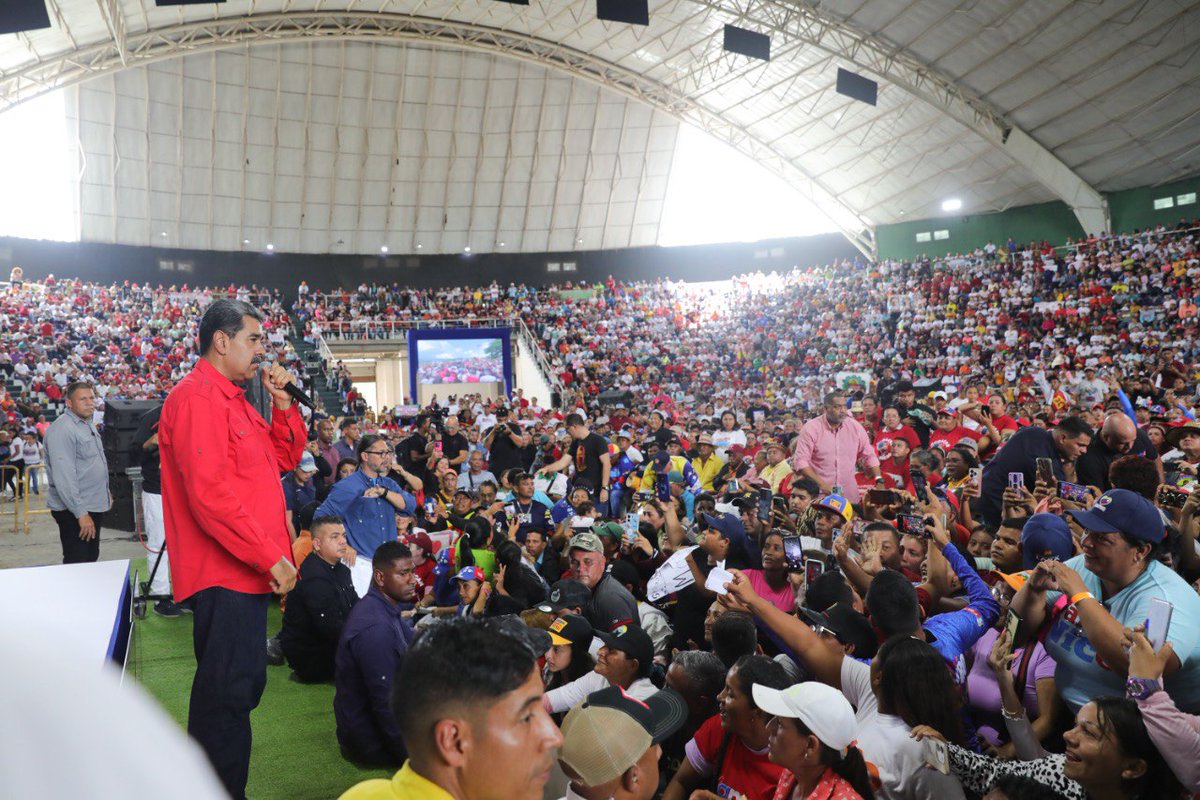 #Entérate 📰| Al recordar la experiencia de la Comuna El Maizal, en el municipio Simón Planas, el pasado 8 de junio de 2024, el líder bolivariano <a href="/NicolasMaduro/">Nicolás Maduro</a> felicitó la labor que ha desempeñado el ministro para las Comunas y los Movimientos Sociales, Ángel Prado, en los