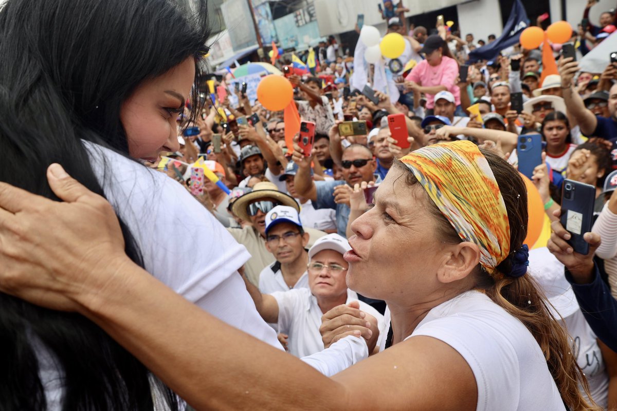 delsasolorzano's tweet photo. ¡Mi linda Barinas! Siempre aguerrida, todos tus caminos de plana y sol huy se llenaron de esperanza y pidieron a gritos “libertad”. 

Gracias, Barinas. Hoy estuvimos en la caravana de la victoria junto a @EdmundoGU y @MariaCorinaYA y los líderes de @ConVzlaComando @unidadvenezuela.

Este 28 de julio, votamos por Edmundo en la tarjeta de la unidad, la de la manito, cuidamos el voto, ganamos y cobramos. 

#VenezuelaConEdmundo 
#EnLaManitoPorEdmundo