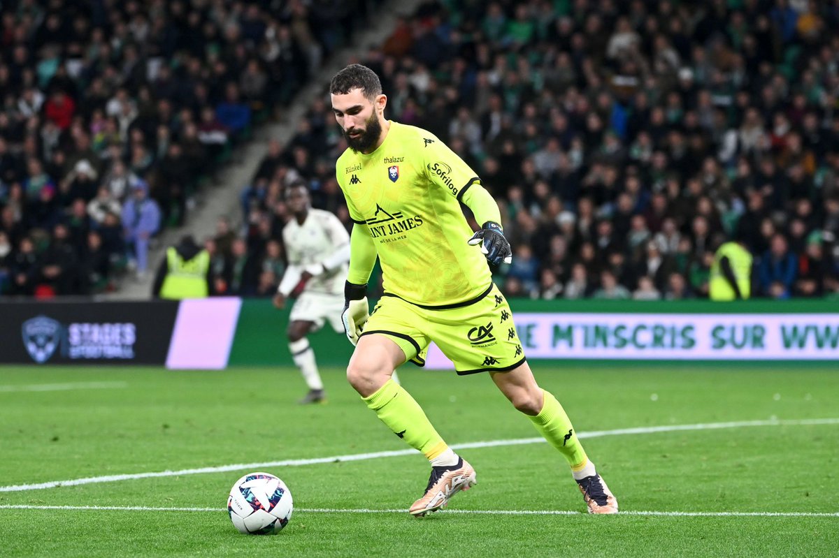 ALGERIANF00T's tweet photo. 🇩🇿 Anthony #Mandrea est suivi par plusieurs équipes #anglaises ! 🏴
#Hull City et #Coventry City étudient la possibilité de le signer. ✍️
Le gardien #algérien est actuellement valorisé à 3 millions d'euros. 💸 https://t.co/RRzskLZEqw