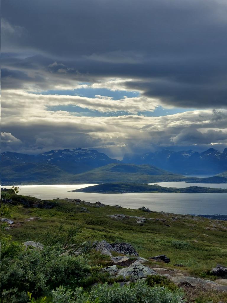HoitolaLeena's tweet photo. Maailma on kaunis ja hyvä elää sille, jolla on aikaa ja tilaa unelmille, ja mielen vapaus. #maailma #norge #fri #verden #Tromsø #livet #kärlighet #fjor #fjellet https://t.co/cKZghsOPnt