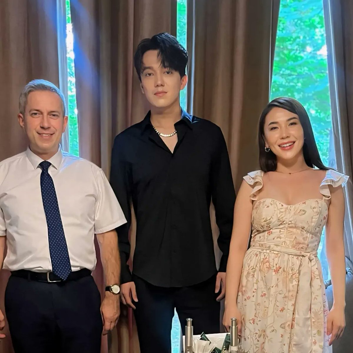 Fabrice NEVEU 🇨🇵 🇪🇺 (@neveu_fabrice) on Twitter photo Félicitations à Dimash Qudaibergen, chanteur, auteur-compositeur et multi-instrumentiste kazakh 🇰🇿 pour son succès international.
Dimash interprète également en langue française 🇲🇫.
Il est connu pour sa tessiture vocale considéré comme la plus étendue du monde avec 7 octaves. Félicitations à Dimash Qudaibergen, chanteur, auteur-compositeur et multi-instrumentiste kazakh 🇰🇿 pour son succès international.
Dimash interprète également en langue française 🇲🇫.
Il est connu pour sa tessiture vocale considéré comme la plus étendue du monde avec 7 octaves.