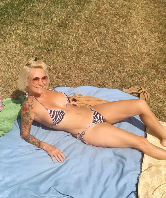 It’s hot outside ???? https://t.co/CirUdaf9A2
