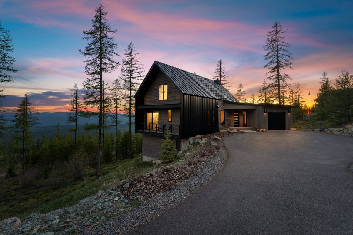 wander's tweet photo. ⛰️ Meet Wander Whitefish Summit.

A modern chalet atop Whitefish Mountain Resort with stunning views, hot tub, fireplace and ski-in/ski-out access. Perfect for year-round adventures. Book on your ideal mountain retreat on https://t.co/P5j8KWALzB at a launch price of $995/night. https://t.co/QWZkZL0rNi