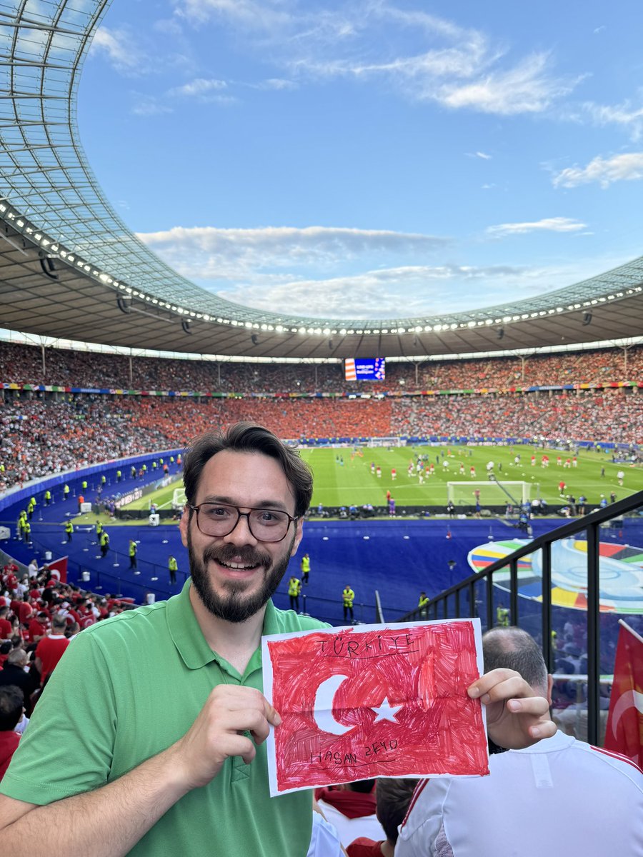 Bizim ufaklığın “portakalı soydum başucuma koydum” tekerlemesi eşliğinde hazırladığı çeyrek final çalışması ile stattaki yerimizi aldık. 
#BizimCocuklar a inancımız tam.
#EURO2024