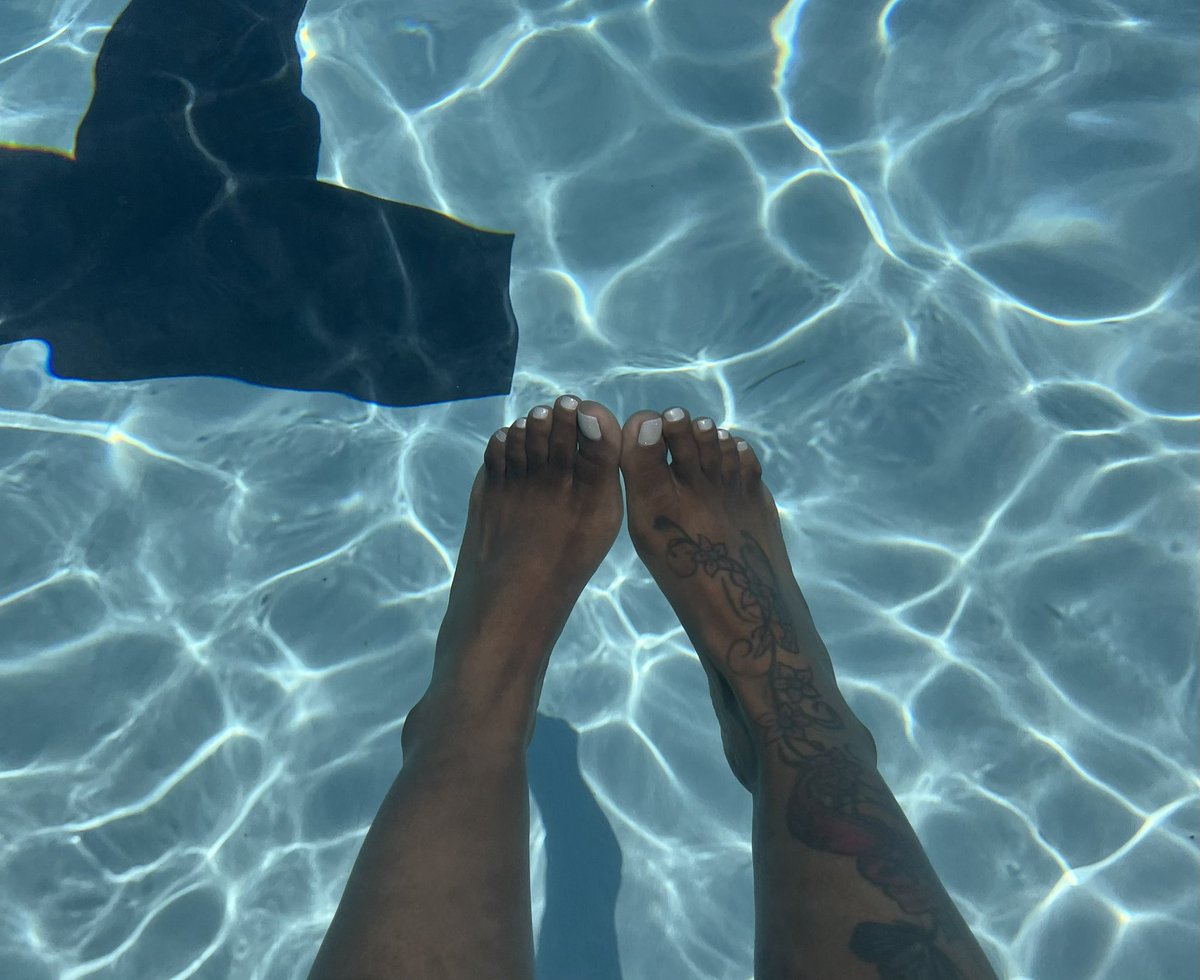 PedicureVixin's tweet photo. Do you like them wet? 💦💧

#giantess #feet #footfetish #fendom #bigfeet #soles #bigsoles #footworship #toes #longto https://t.co/Y2ptG6F3MD