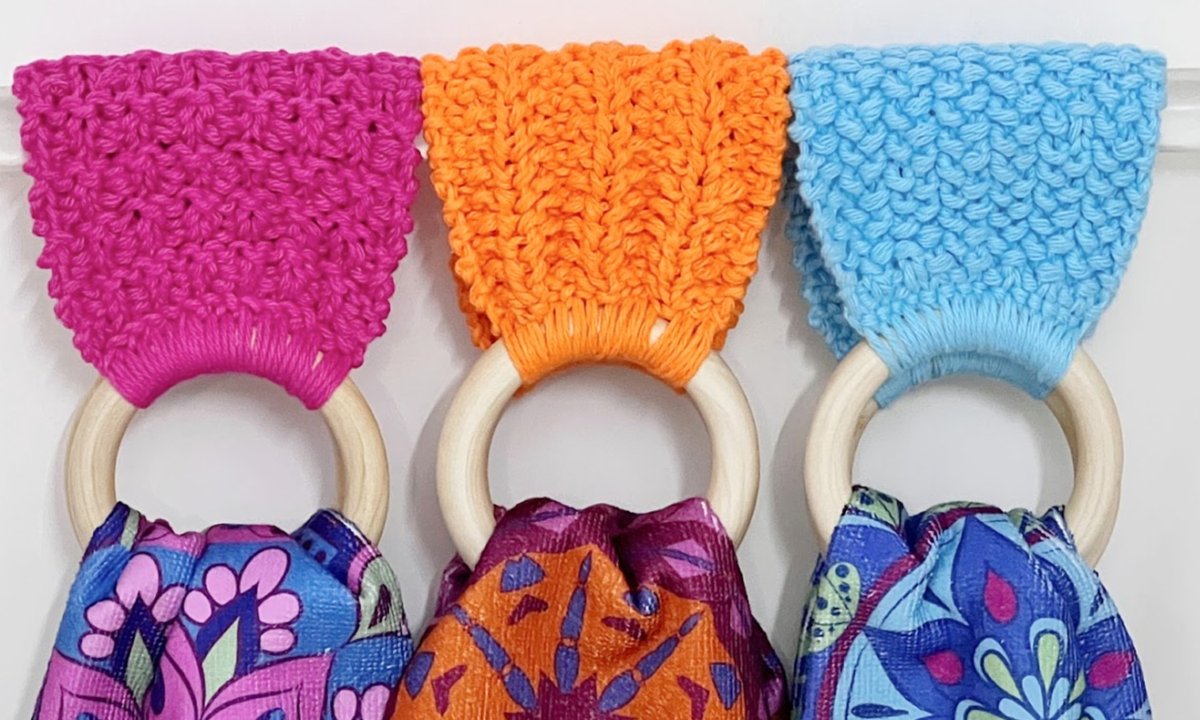 LoomaHat's tweet photo. #loomknit Kitchen Bathroom Towel Holder Topper. Watch the video NOW https://t.co/LTRVyqiDaR 
Get the Pattern https://t.co/jUbxoflU0W https://t.co/31Hv25WeY9