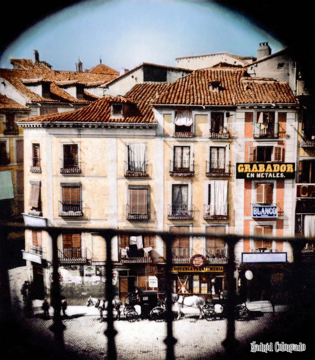 Esta fotografía, tomada a mediados del siglo XIX, es una de las primeras imágenes que encontraréis en el libro Madrid Coloreado. ¿Sabéis qué emblemático lugar aparece retratado en ella?