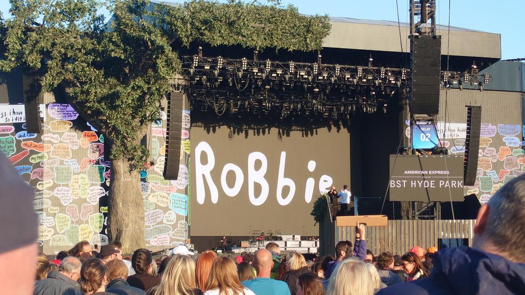 thezooniverse's tweet photo. #RobbieWilliams https://t.co/NDM9x5yGCL