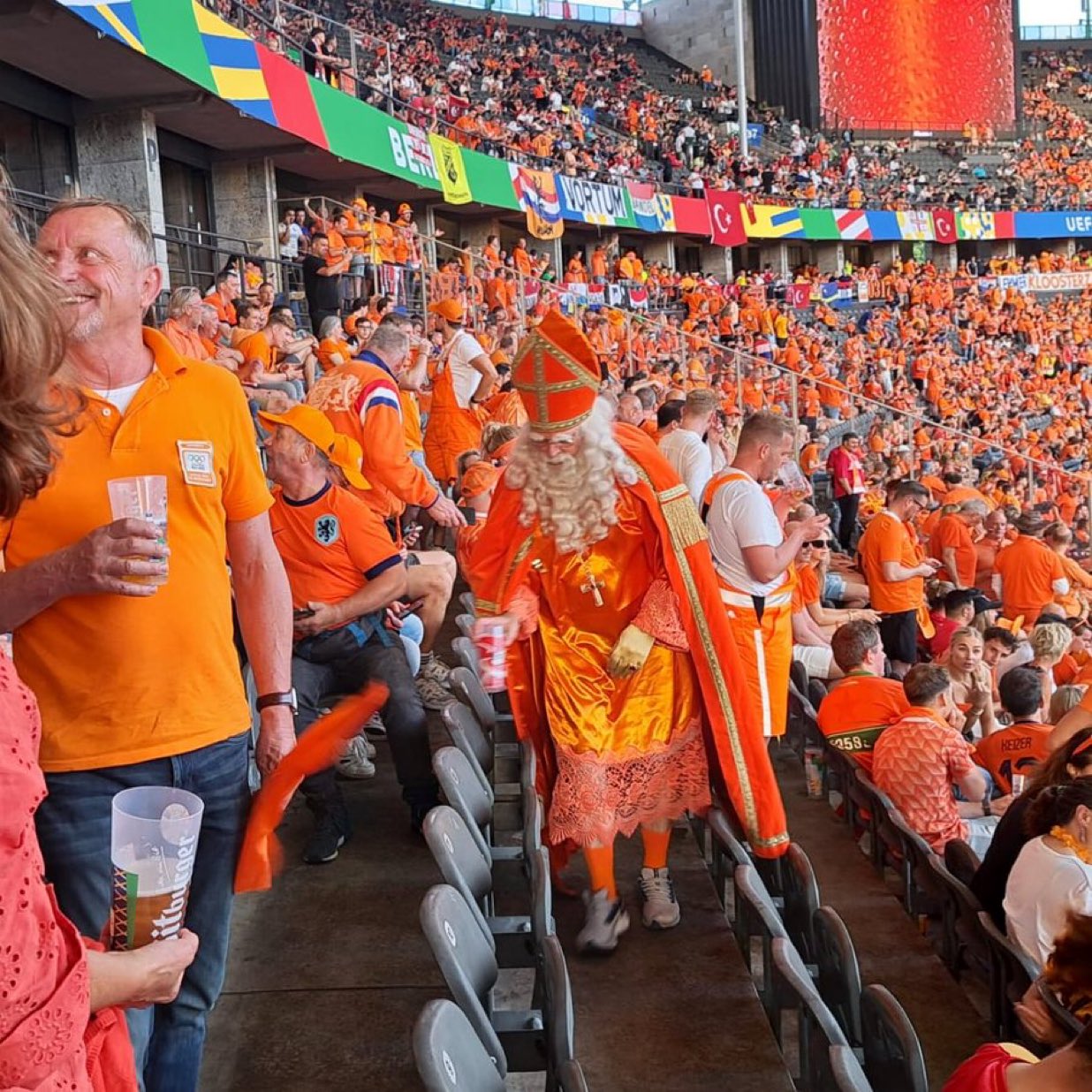 GR06KV6W8AEcIax?format=jpg&name=large