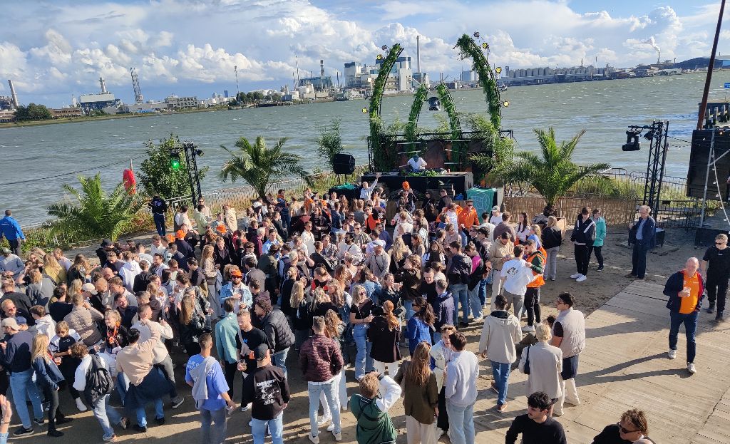 VlaardingseRB's tweet photo. Vanavond verzorgen wij met ondersteuning van Event Emergency Response Team de EHBO op het stadsstrand in Vlaardingen, bij het event Stranded Beachgarden.
Tegelijkertijd de wedstrijd Nederland - Turkije. 
Tevens weer een goede samenwerking met Shelter Security &amp; Services. https://t.co/GMk0GoVvso