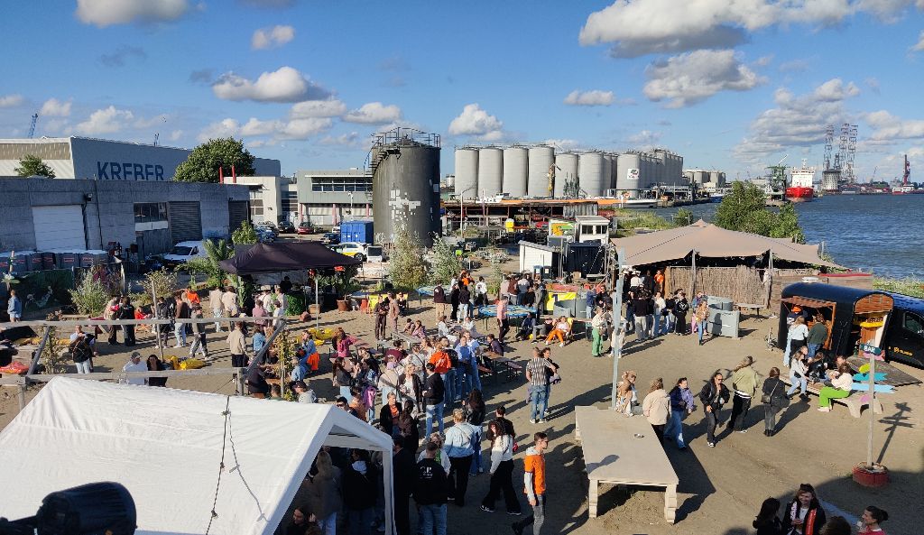 VlaardingseRB's tweet photo. Vanavond verzorgen wij met ondersteuning van Event Emergency Response Team de EHBO op het stadsstrand in Vlaardingen, bij het event Stranded Beachgarden.
Tegelijkertijd de wedstrijd Nederland - Turkije. 
Tevens weer een goede samenwerking met Shelter Security &amp; Services. https://t.co/GMk0GoVvso