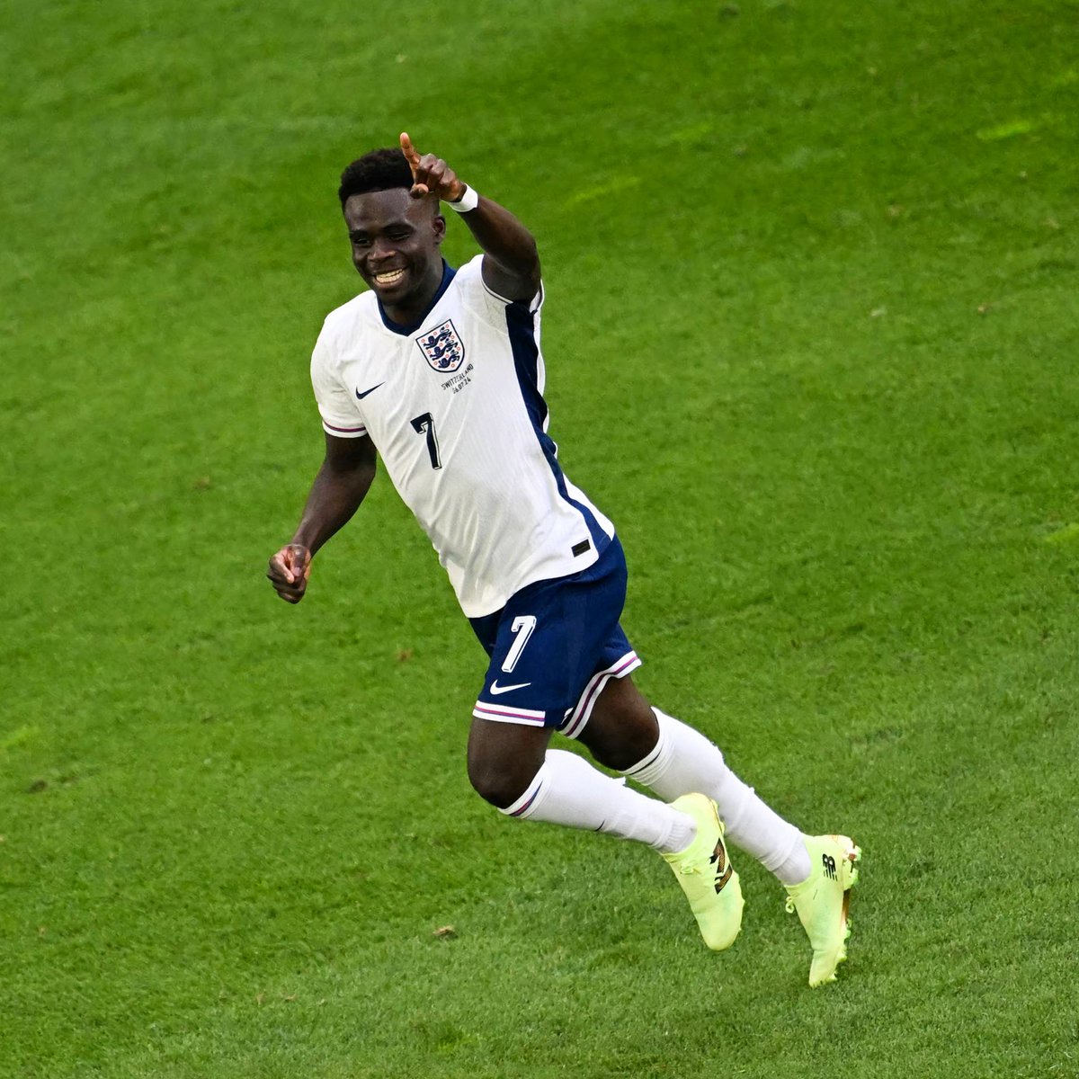 Ditaruh di posisi andalannya? Perform.

Diminta jadi wing back? Perform juga.

Dituntut berjuang sendirian? Beres.

Jegalan bertubi-tubi dari lawan bukan alasan baginya untuk tidak berkontribusi. Hari ini, dosanya pada Euro sebelumnya SUDAH DIBAYAR LUNAS.

BUKAYO SAKA 🏴󠁧󠁢󠁥󠁮󠁧󠁿