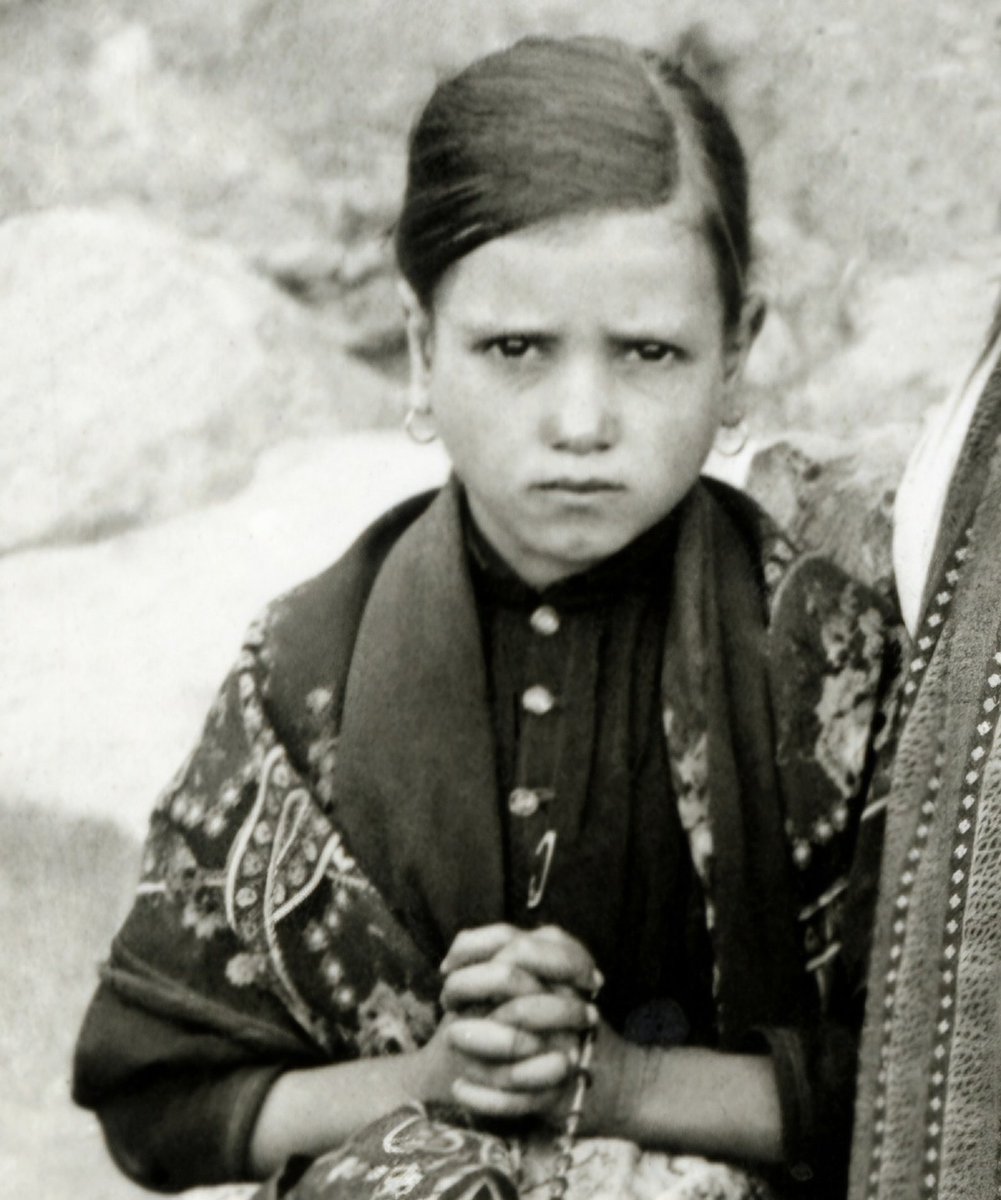 "No hables mal de nadie y desconfía de quien hable mal". 
(Santa Jacinta de Fátima).