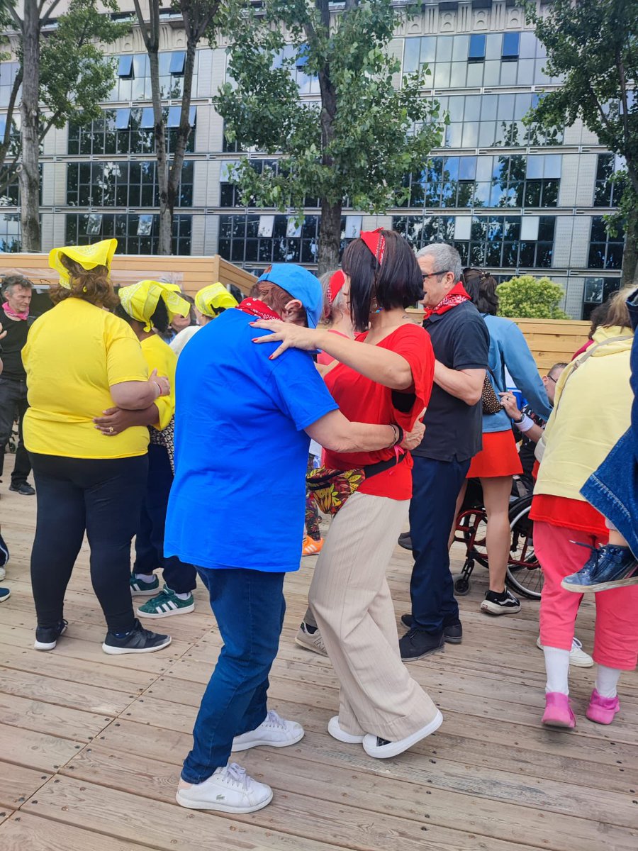 carine_rolland's tweet photo. Magnifique Bal Arrangé pour l'ouverture de Paris Plages au bassin de la Villette ! Merci à @JohanAmselem et sa compagnie la Halte Garderie de nous offrir ce moment heureux, festif et inclusif, et de nous faire toutes et tous danser !
@lamiaela @FrancoisDagnaud https://t.co/XXTTa5153L