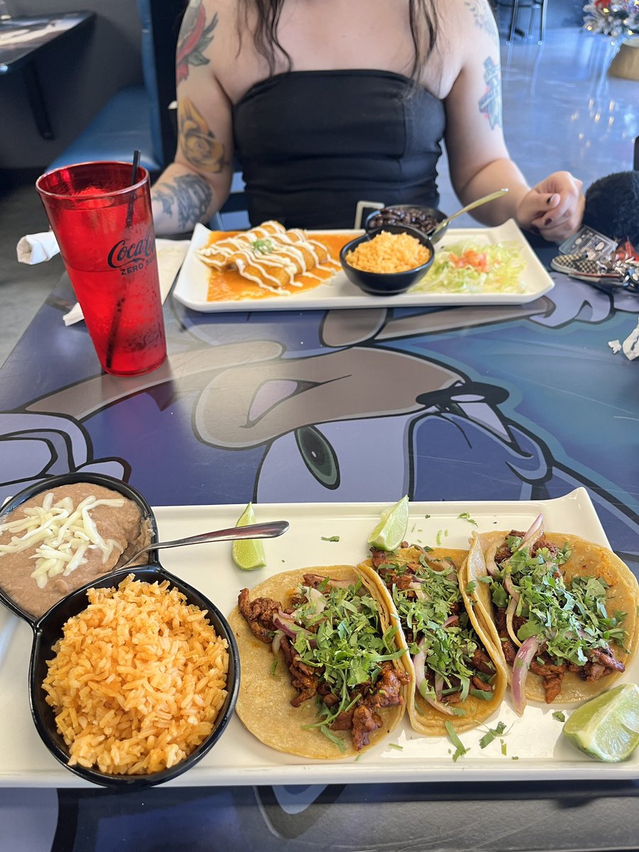 chaomix's tweet photo. Eating Mexican food with the love of my life at the Sonic themed table. Life is so beautiful. https://t.co/mGAnaOjTzg
