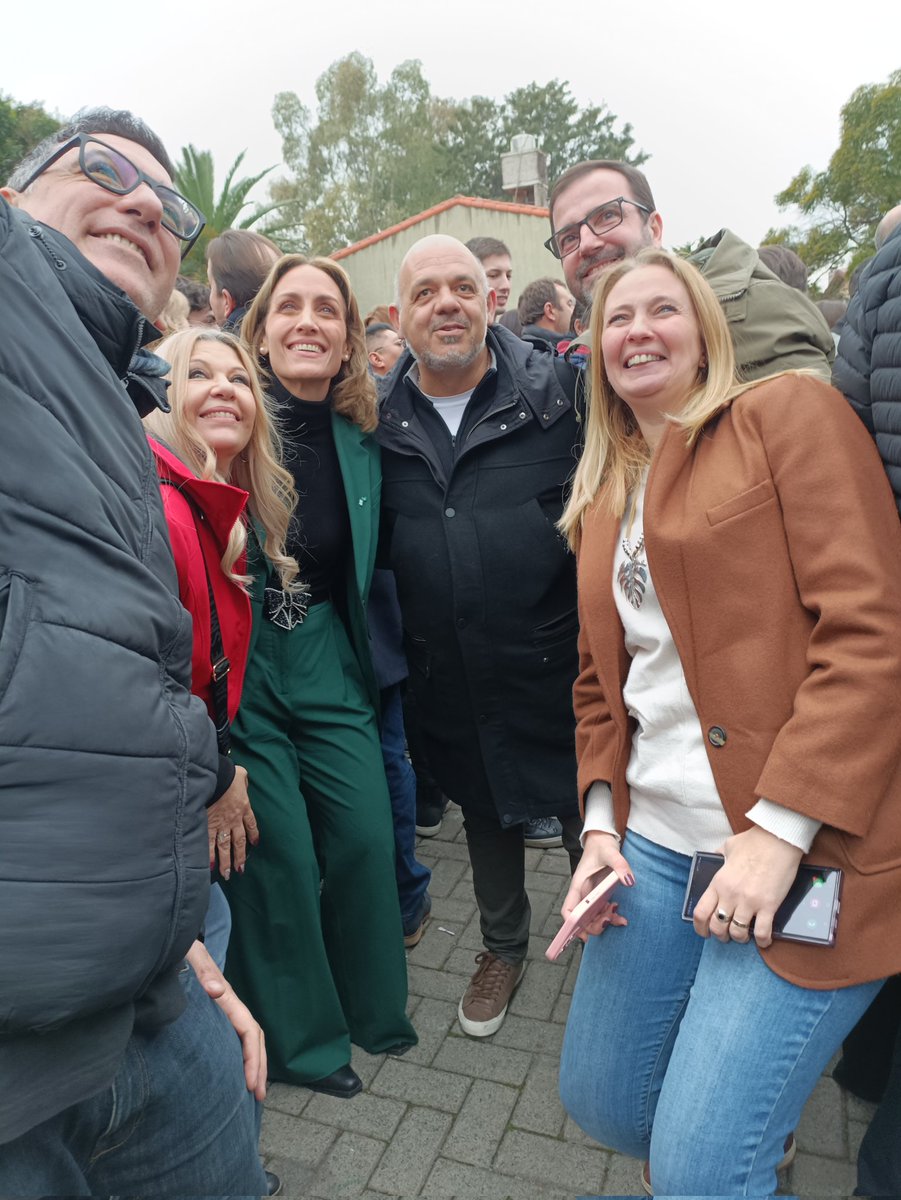 aciertoerror's tweet image. Con la consigna "Si la ves, afíliate" dirigentes de la @LLibertadAvanz de #PBA están en #moron para darle volumen al partido de presidente @JMilei .
Están presentes @KarinaMileiOk @SPareja_ @MenemMartin @lilialemoine @florenciarietto entre otros 
#unpocodeperiodismo