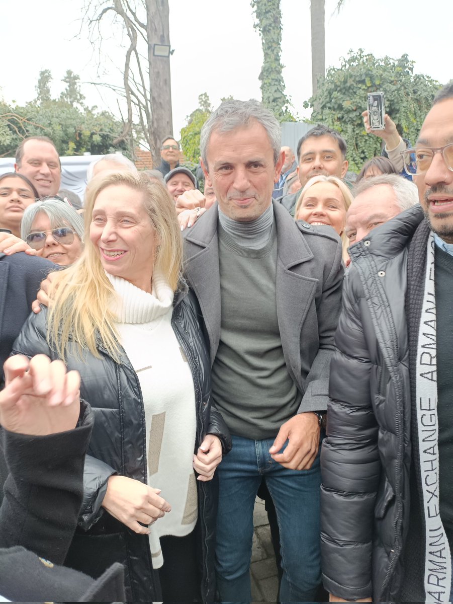 aciertoerror's tweet image. Con la consigna "Si la ves, afíliate" dirigentes de la @LLibertadAvanz de #PBA están en #moron para darle volumen al partido de presidente @JMilei .
Están presentes @KarinaMileiOk @SPareja_ @MenemMartin @lilialemoine @florenciarietto entre otros 
#unpocodeperiodismo