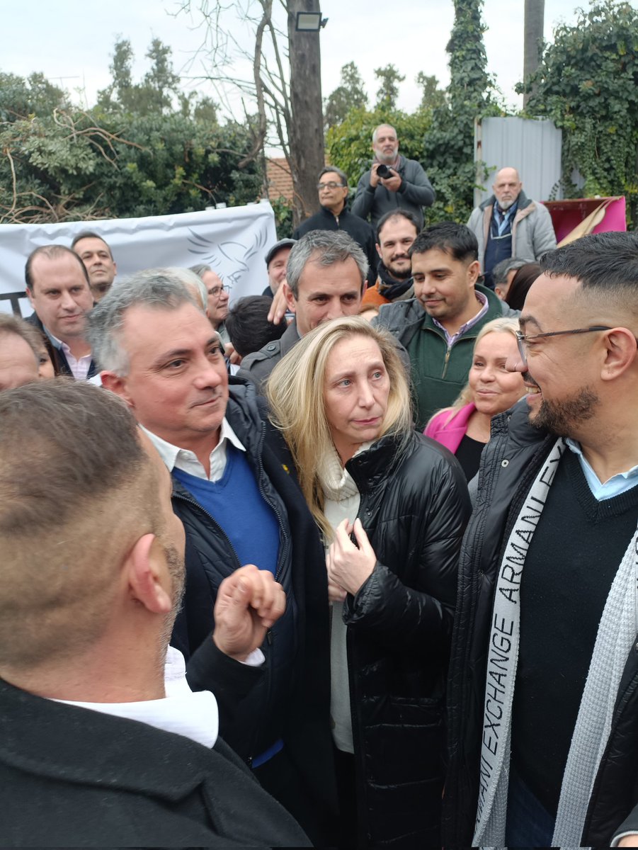 aciertoerror's tweet image. Con la consigna "Si la ves, afíliate" dirigentes de la @LLibertadAvanz de #PBA están en #moron para darle volumen al partido de presidente @JMilei .
Están presentes @KarinaMileiOk @SPareja_ @MenemMartin @lilialemoine @florenciarietto entre otros 
#unpocodeperiodismo