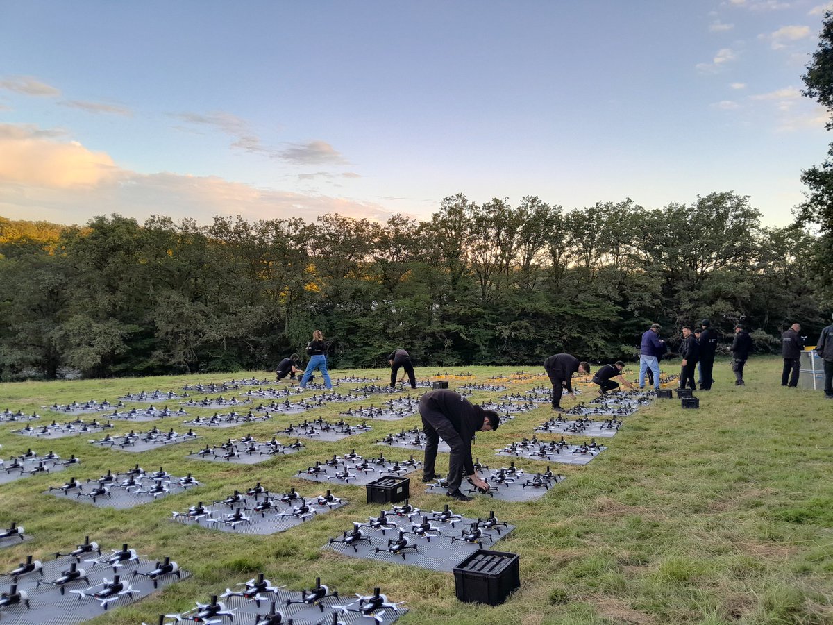 DinardSimon's tweet photo. Une nouvelle édition de Bourdonner en Bourbonnais se prépare..., festival de spectacles de drones lumineux organisé par @Allierdpt https://t.co/EQy33VNz0v