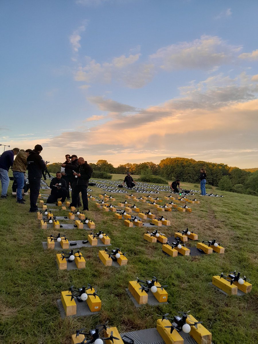 DinardSimon's tweet photo. Une nouvelle édition de Bourdonner en Bourbonnais se prépare..., festival de spectacles de drones lumineux organisé par @Allierdpt https://t.co/EQy33VNz0v