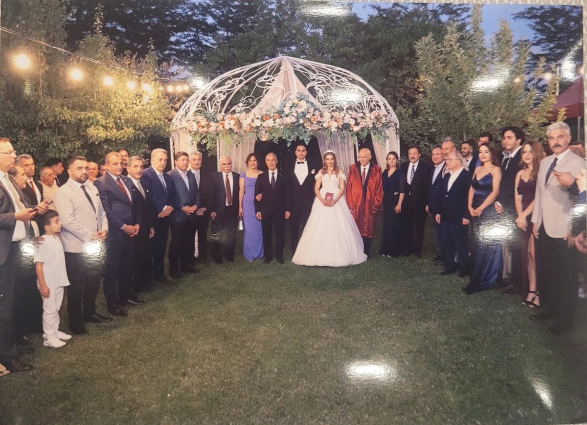 Adalet Bakanı Yılmaz Tunç, önceki dönem bakanlarımız Hayati Yazıcı, Bekir Bozdağ ve birçok protokolün katılımıyla, Ankara BAM Başkanı ve aile dostumuz Ramazan Aksan'ın oğlu Oğuz'un düğün törenine katıldık. Yeni evli çiftlere mutluluklar dilerim.