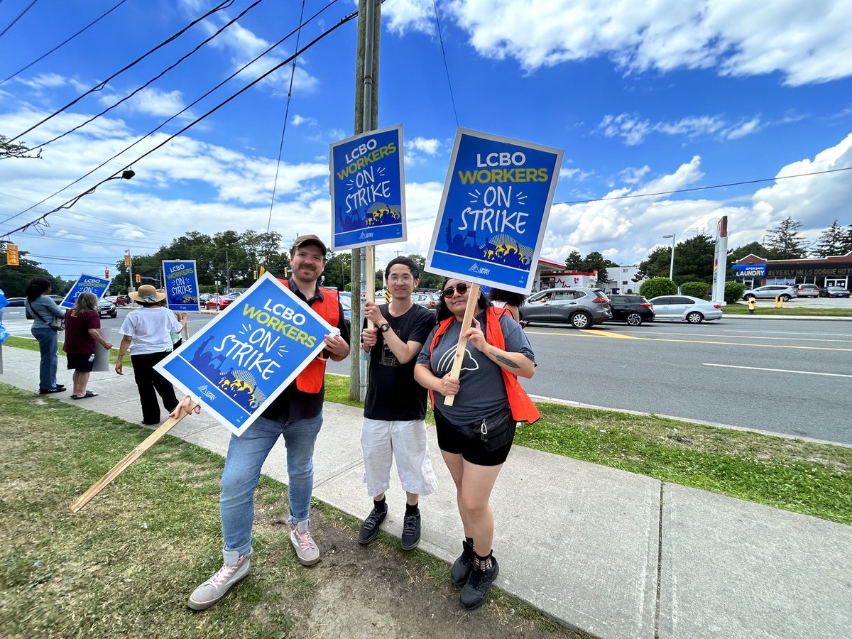 Solidarity with <a href="/OPSEU/">OPSEU</a> workers ✊🏾Day 2 in #Scarborough was 🔥 Spirits were high and the honks in support from the community was amazing! One customer joined the line immediately when he heard about <a href="/fordnation/">Doug Ford</a> attempts to privatize the LCBO. #scarbto #SupportLCBOWorkers #onpoli