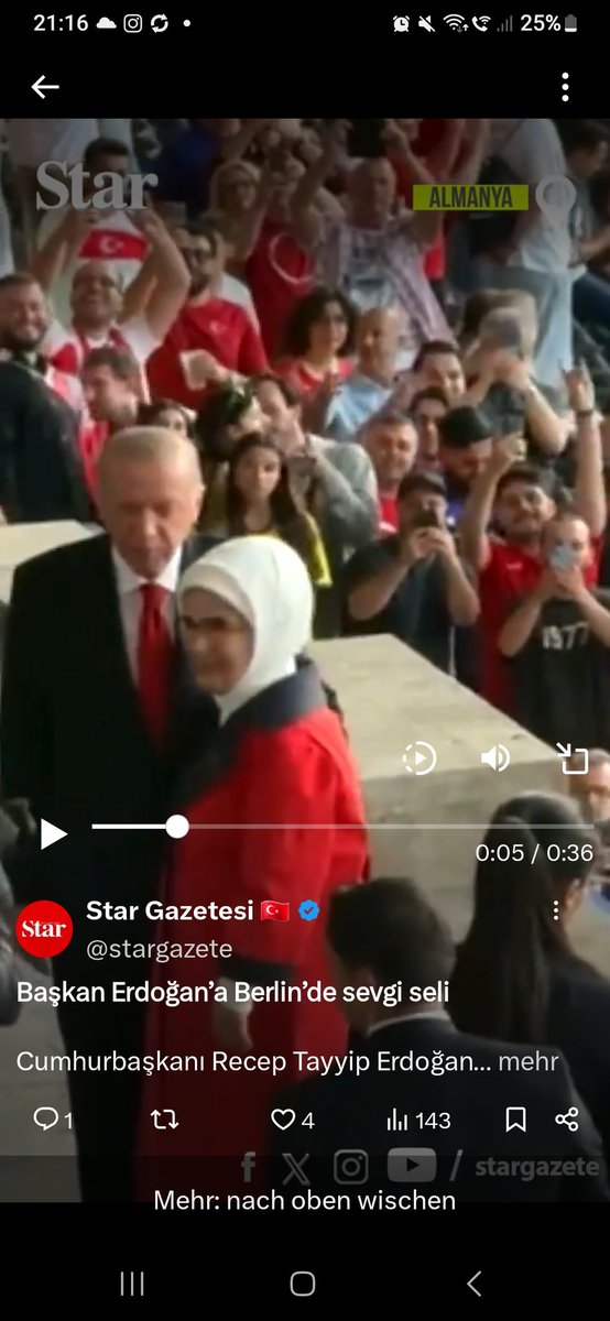 türkei-fans begrüßen #erdoĝan mit dem faschistischen #wolfsgruß ...  da kommt zusammen, was zusammen gehört! #NEDTUR #türkei