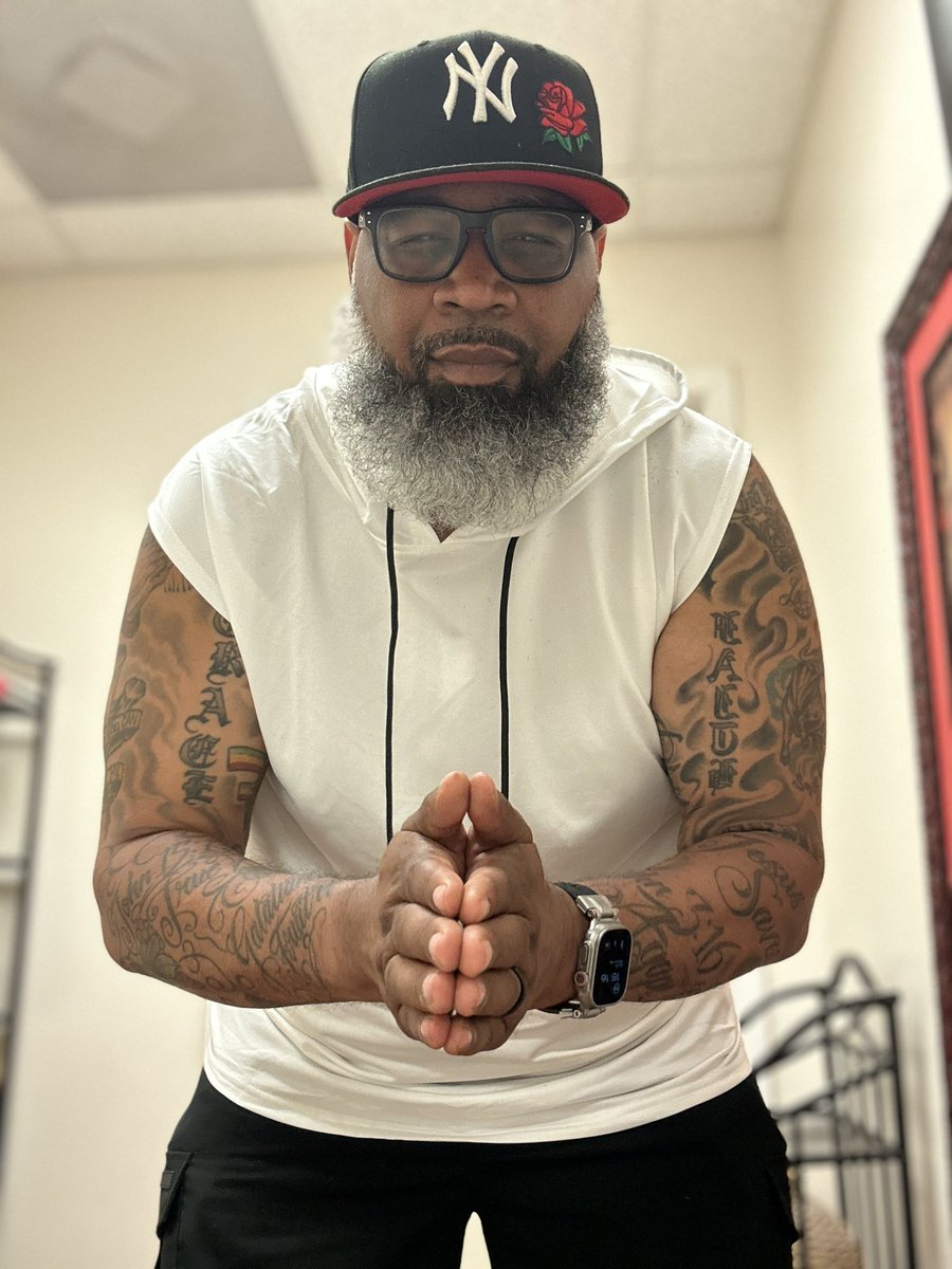 DaryleLSmith's tweet photo. Looking good after seeing my barber.
#SaltAndPepperBeard
#FineAt54
#SelfCare
#TeamTatted
#MentalHealthAwareness https://t.co/4IHLiSRRzG