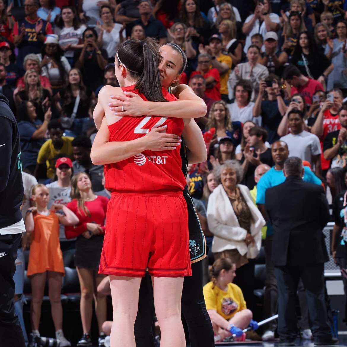 I love this picture of Caitlin &amp; Sabrina