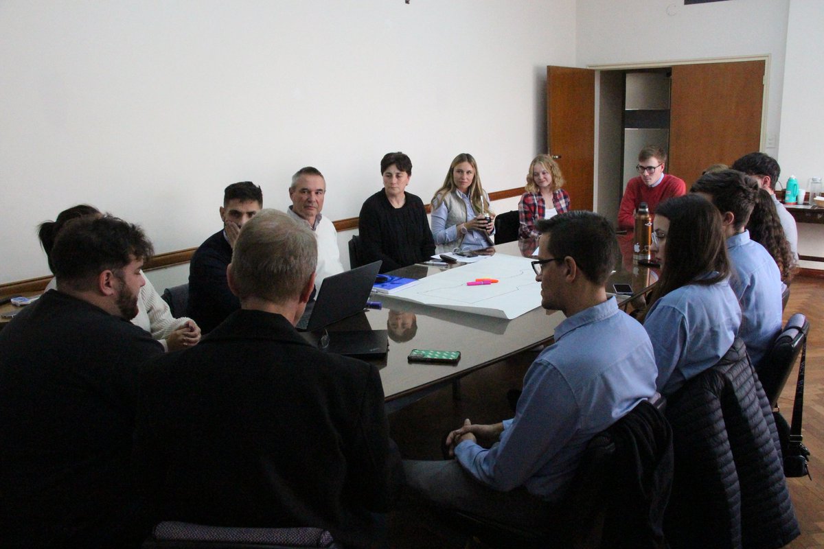 GastaNoyjovich's tweet photo. 🗣️Nuevo encuentro con Juventudes del ecosistema asociativistas en el Ministerio de Desarrollo Productivo, en búsqueda de seguir trabajando en conjunto por el arraigo joven, el cooperativismo y el presente y futuro de la producción en la Provincia de Santa Fe https://t.co/MA4N2Zu3Yk