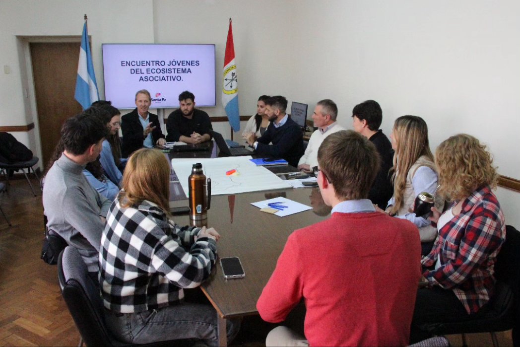 GastaNoyjovich's tweet photo. 🗣️Nuevo encuentro con Juventudes del ecosistema asociativistas en el Ministerio de Desarrollo Productivo, en búsqueda de seguir trabajando en conjunto por el arraigo joven, el cooperativismo y el presente y futuro de la producción en la Provincia de Santa Fe https://t.co/MA4N2Zu3Yk
