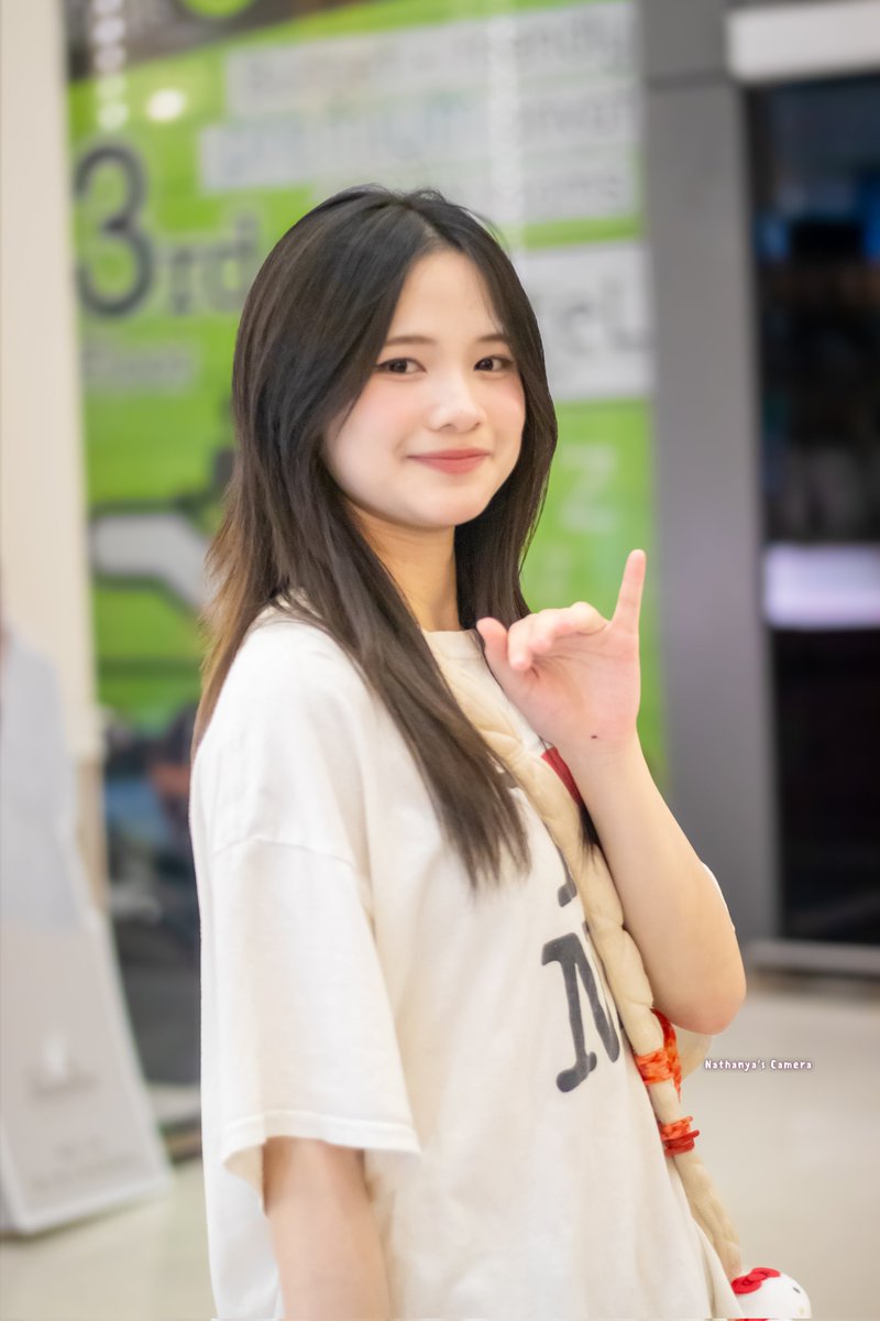 NathanyasCamera's tweet photo. กวักมือเรียกเล็กน้อย พรุ่งนี้มีสเตจอีกวันหามากันได้นะ
#MeanBNK48
#BNK48 #SpreadOurWings
#BIII #SaishuuBellgaNaruTH https://t.co/gBiB0xGII4