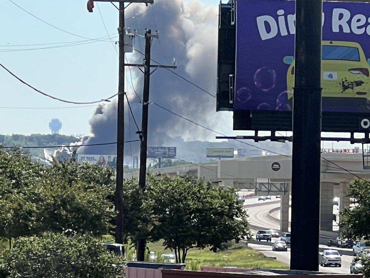 robertmcmurrey's tweet photo. Smoke visible from I 30 and Cockrell Hill https://t.co/gnSFeZsEF0