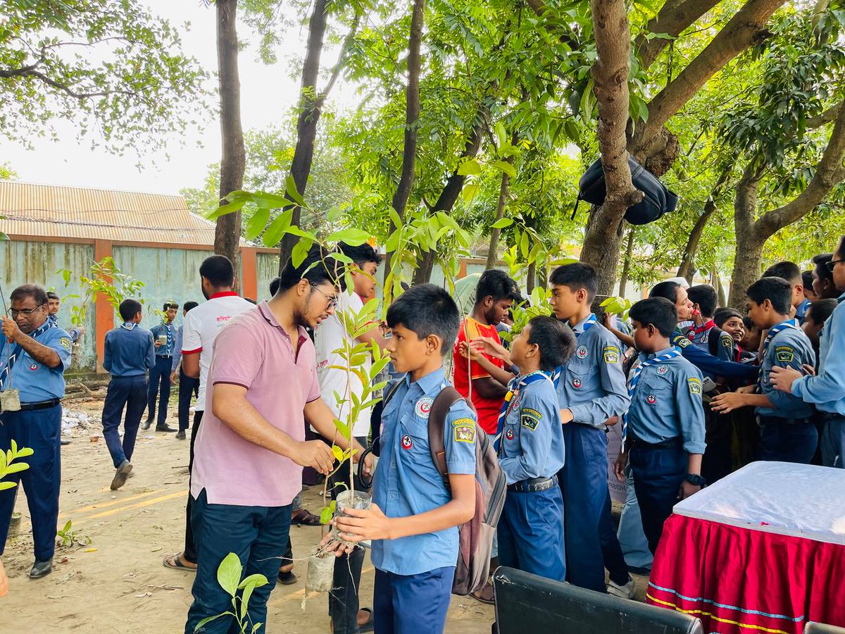 Prafulla_BD's tweet photo. Prafulla-প্রফুল্ল organized a tree plantation event at Mouchak Scout School and College. We distributed trees to almost 500 students, promoting environmental sustainability and community involvement.

#treeplanting
#WorldEnvironmentDay2024
#savetheplanet https://t.co/xao3Zidsg0