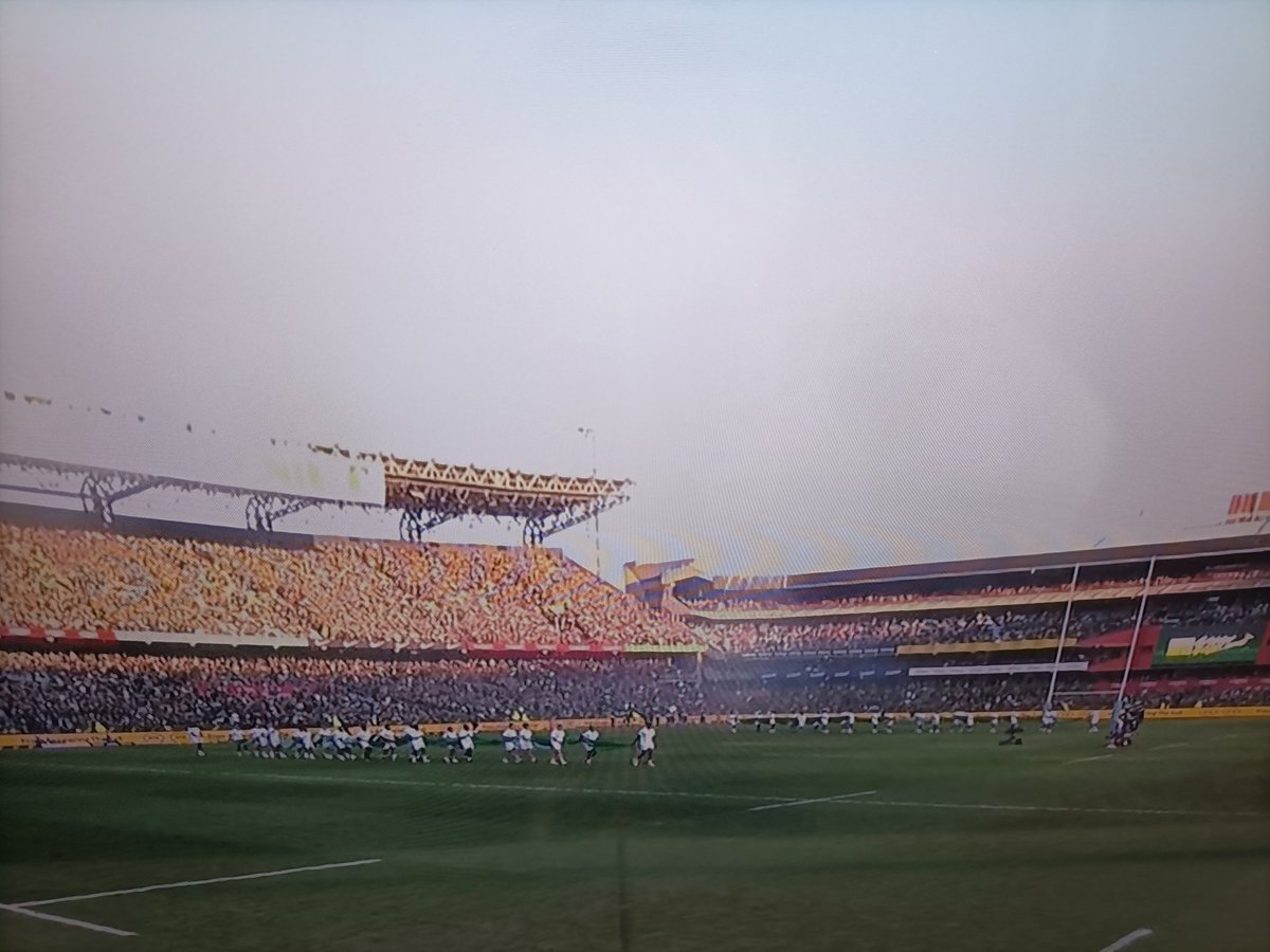 Josepepemorgan's tweet photo. Las verticales gradas del Loftus Versfeld Stadium repletas, para ver el debut este 2024 de los campeones del mundo en sus series contra el eterno aspirante. #SAvIR #ÚneteALaMelé @MovistarRugby https://t.co/1VT6F9jZrF