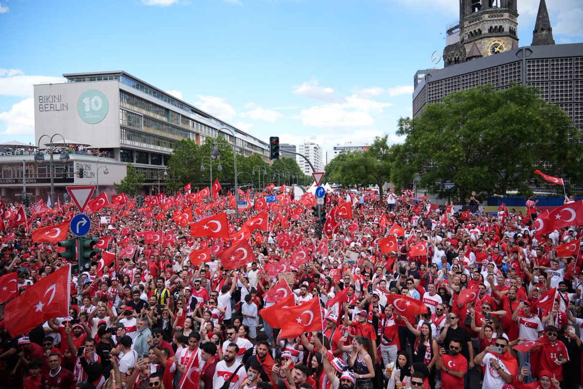 ikisahilnews's tweet image. #AVRO2024 🏆
🇹🇷 Berlində hər yer qırmızı və ağ rəngdədir...

#UEFA #EURO2024 #FIFA #Germany #Almaniya #Berlin #Türkiye #türk #ikisahil