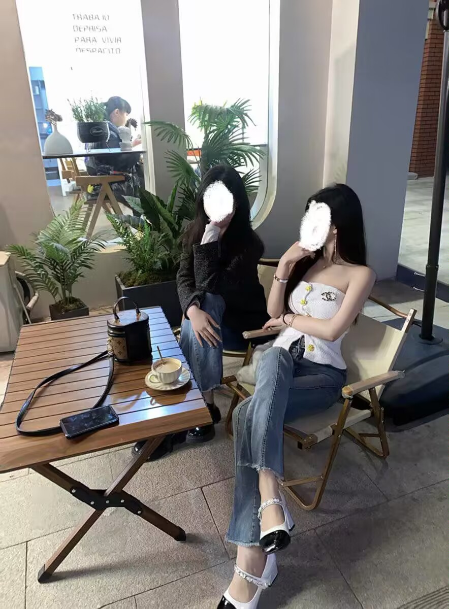 meitui520's tweet photo. 同好投稿，美女同事的白色小皮鞋，看着照片打起来就是爽。#扫楼 #打胶 #扫楼打胶 #射鞋 https://t.co/nXJBl0lOiY